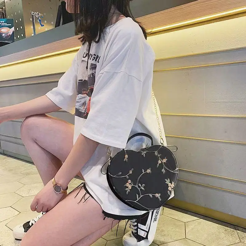 Small Floral Shoulder Bag White Black 2025 — feature 3