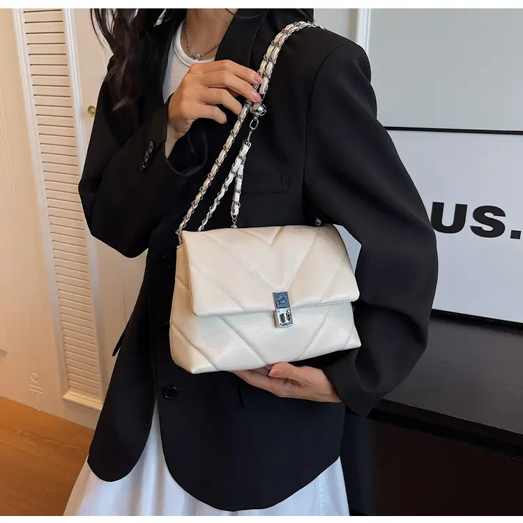 Black Chain Shoulder Bag for Women 2025 — feature 10