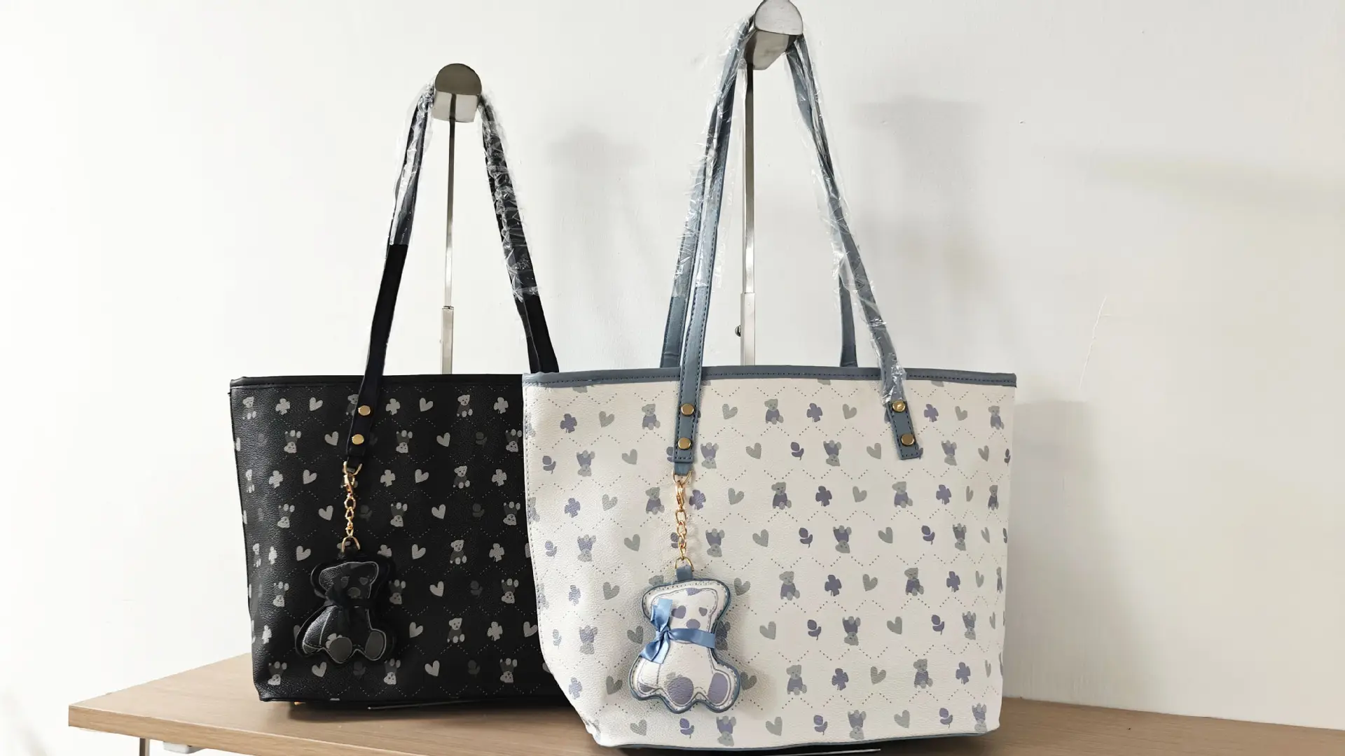 Women's Heart Print Shoulder Bag Large Capacity — feature 4