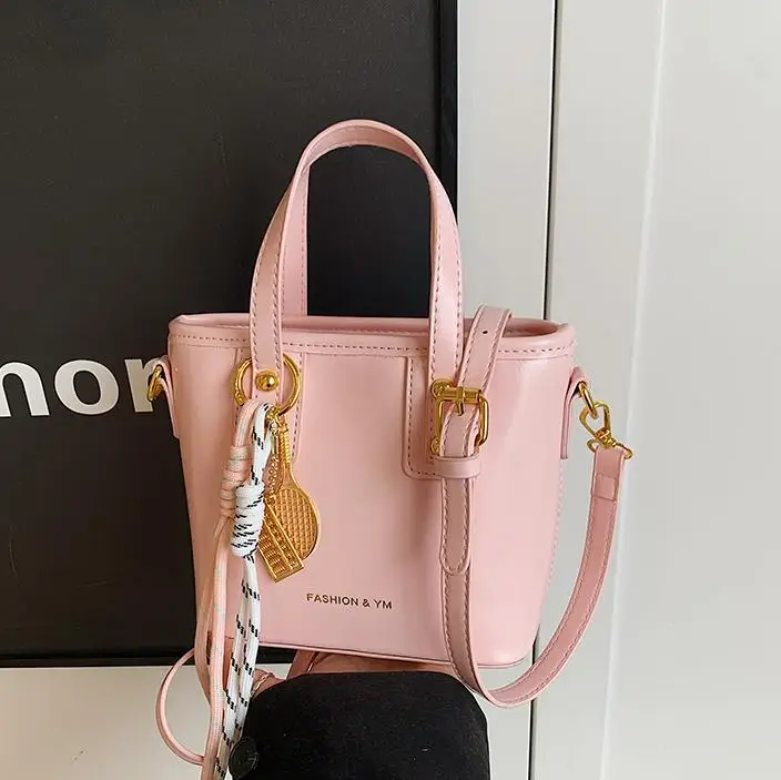 Women's White Leather Shoulder Bag with Gold Chain - Image 6