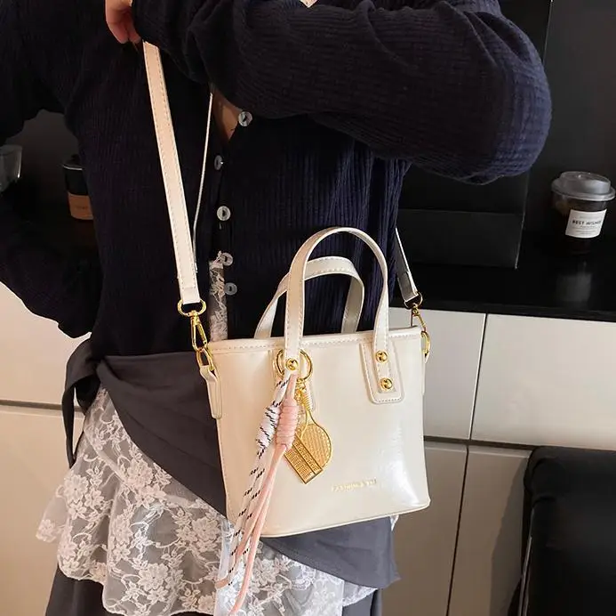 Women's White Leather Shoulder Bag with Gold Chain - Image 7
