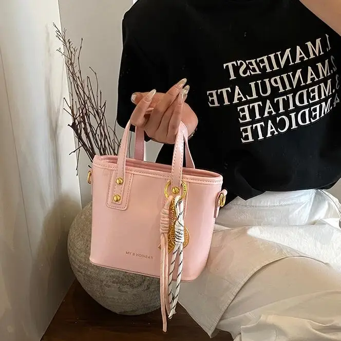 Women's White Leather Shoulder Bag with Gold Chain - Image 8