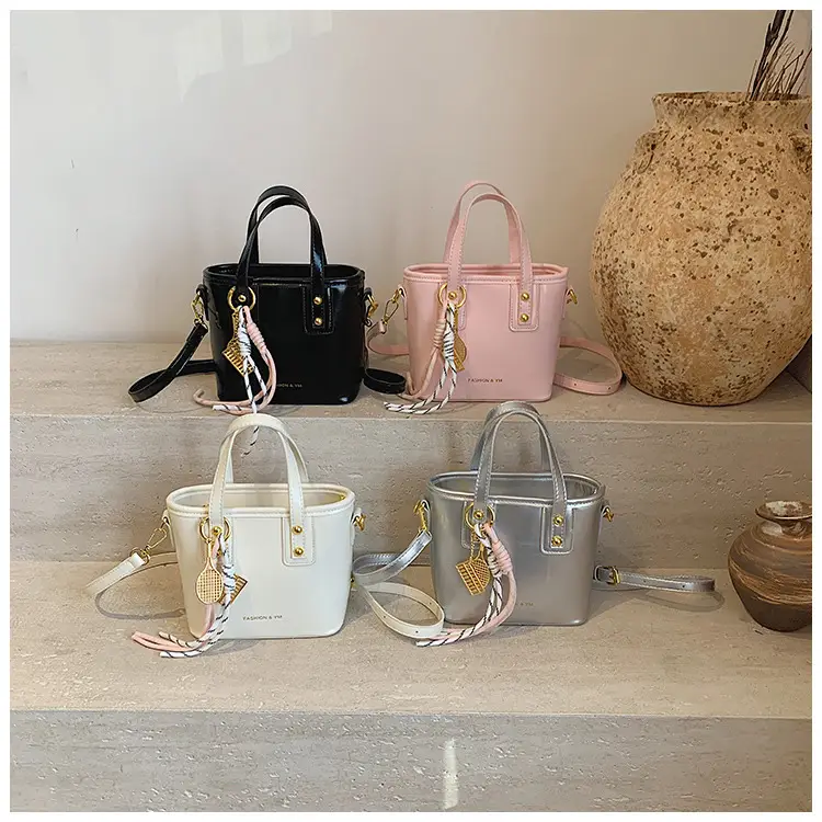 Women's White Leather Shoulder Bag with Gold Chain — feature 10