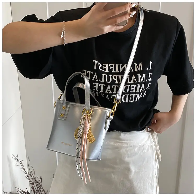 Women's White Leather Shoulder Bag with Gold Chain — feature 17