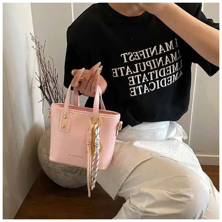 Women's White Leather Shoulder Bag with Gold Chain — feature 18
