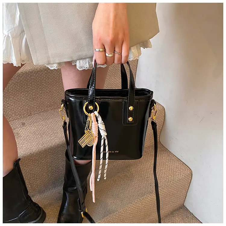 Women's White Leather Shoulder Bag with Gold Chain — feature 20