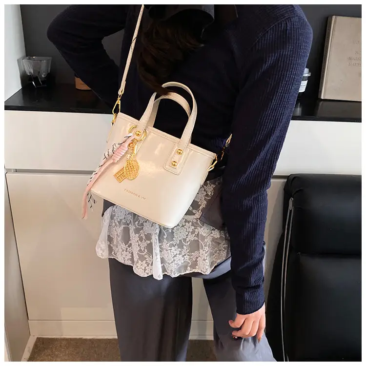 Women's White Leather Shoulder Bag with Gold Chain — feature 23