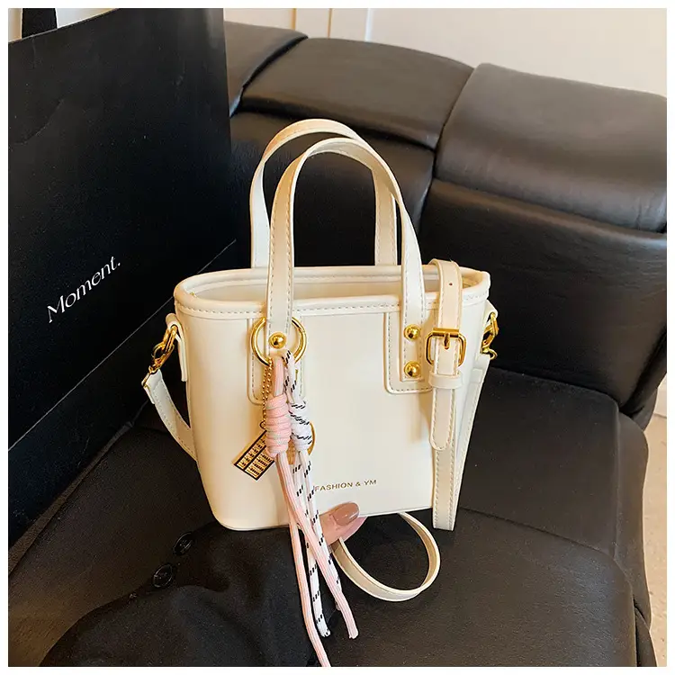 Women's White Leather Shoulder Bag with Gold Chain — feature 24