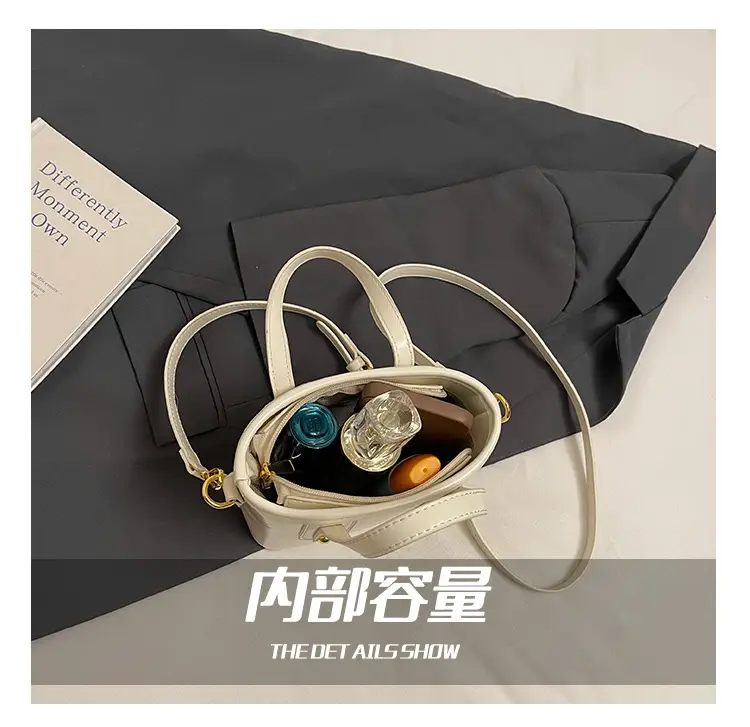 Women's White Leather Shoulder Bag with Gold Chain — feature 4