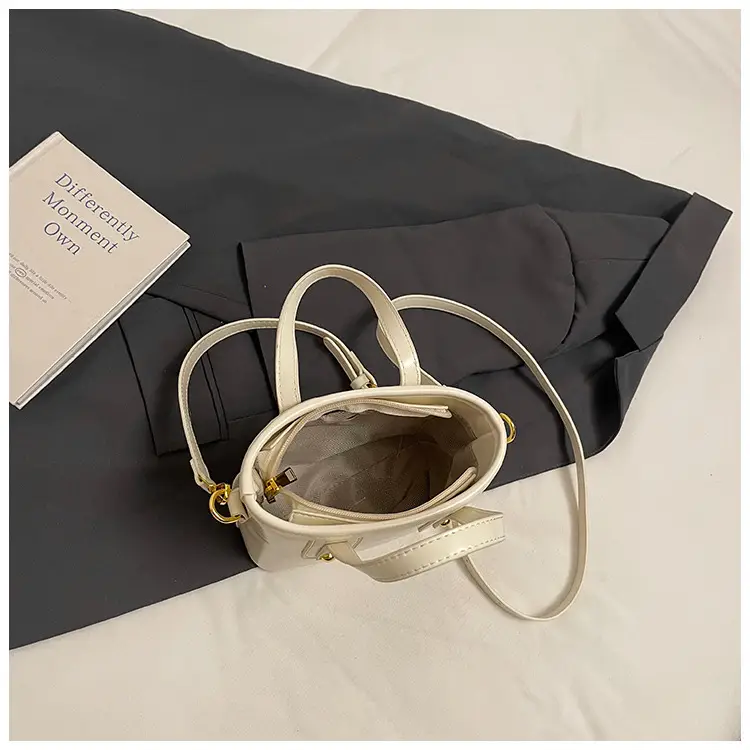 Women's White Leather Shoulder Bag with Gold Chain — feature 5
