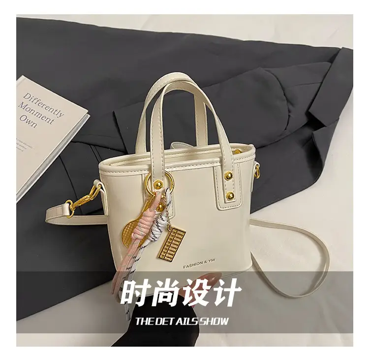 Women's White Leather Shoulder Bag with Gold Chain — feature 7