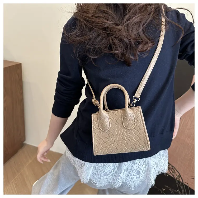 Retro Woven Handbag Brown 2025 New Trendy — feature 12