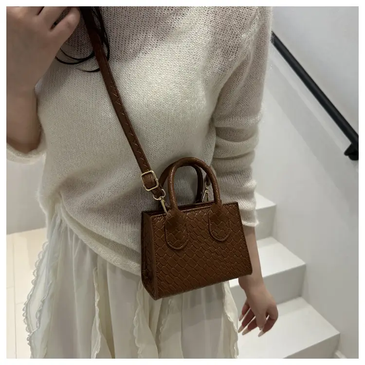 Retro Woven Handbag Brown 2025 New Trendy — feature 13