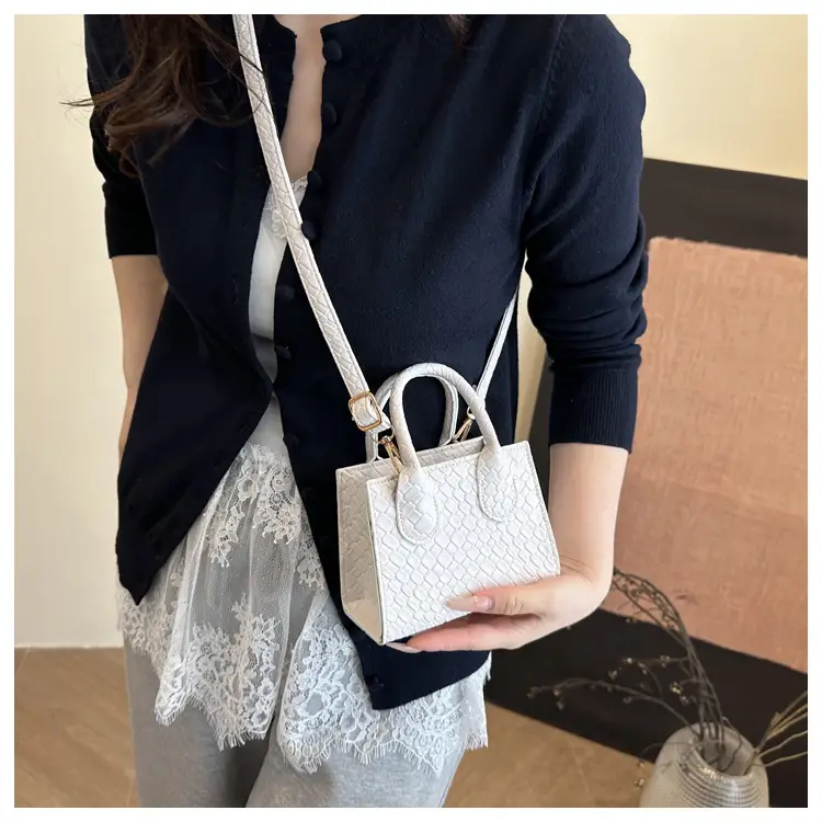 Retro Woven Handbag Brown 2025 New Trendy — feature 9