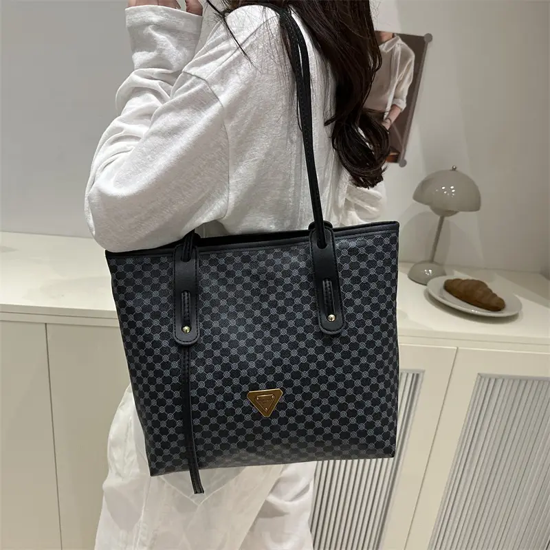 2025 Spring Tote Bag Large Capacity Portable Stylish Underarm Shoulder Bag - Image 6
