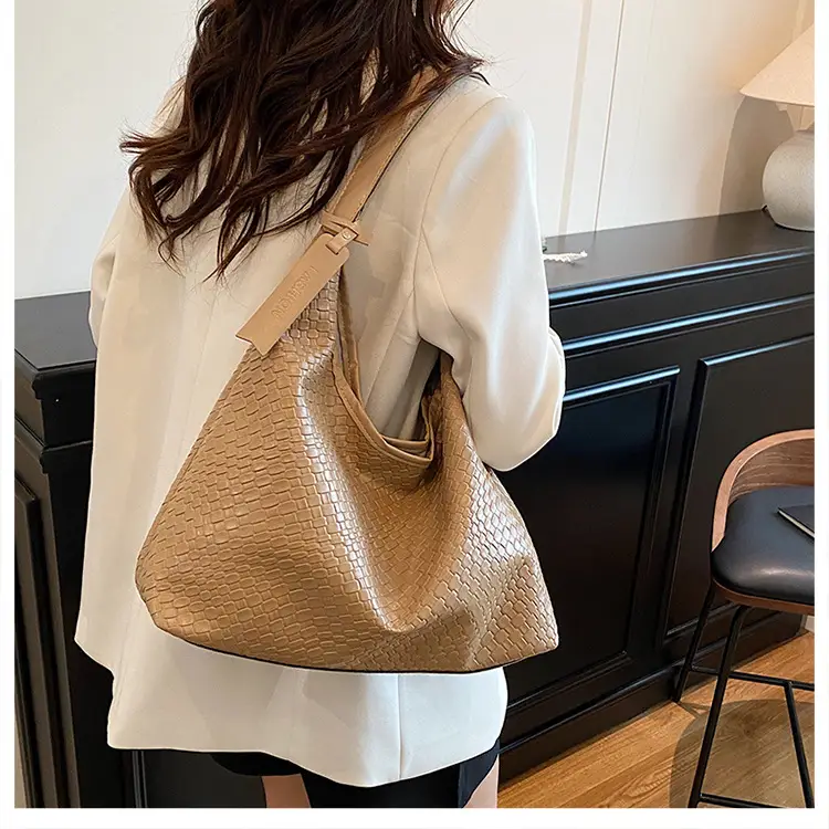 Women's Beige Leather Shoulder Bag Large Capacity 2025 — feature 29