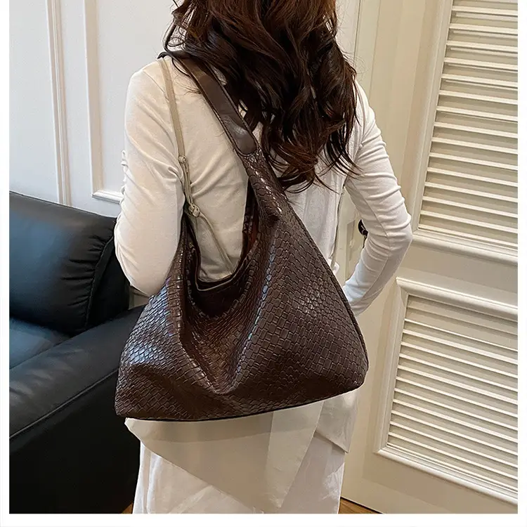 Women's Beige Leather Shoulder Bag Large Capacity 2025 — feature 33