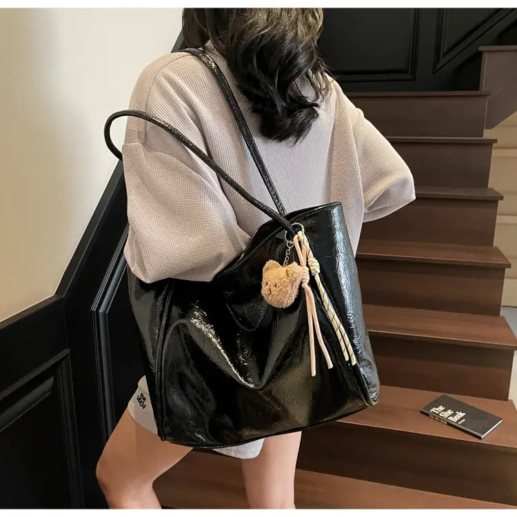 Women's Large Capacity Beige Shoulder Bag with Bear Earrings — feature 28