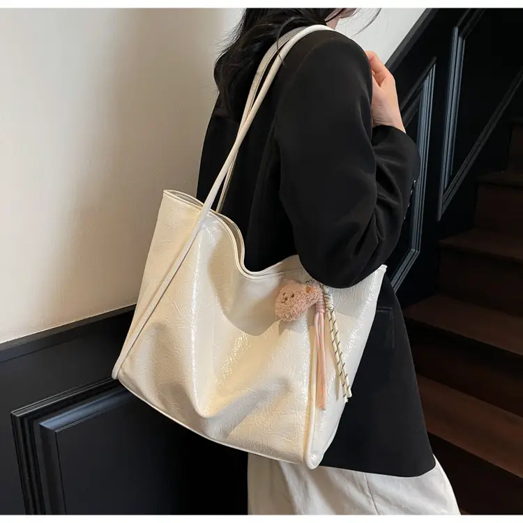 Women's Large Capacity Beige Shoulder Bag with Bear Earrings — feature 29