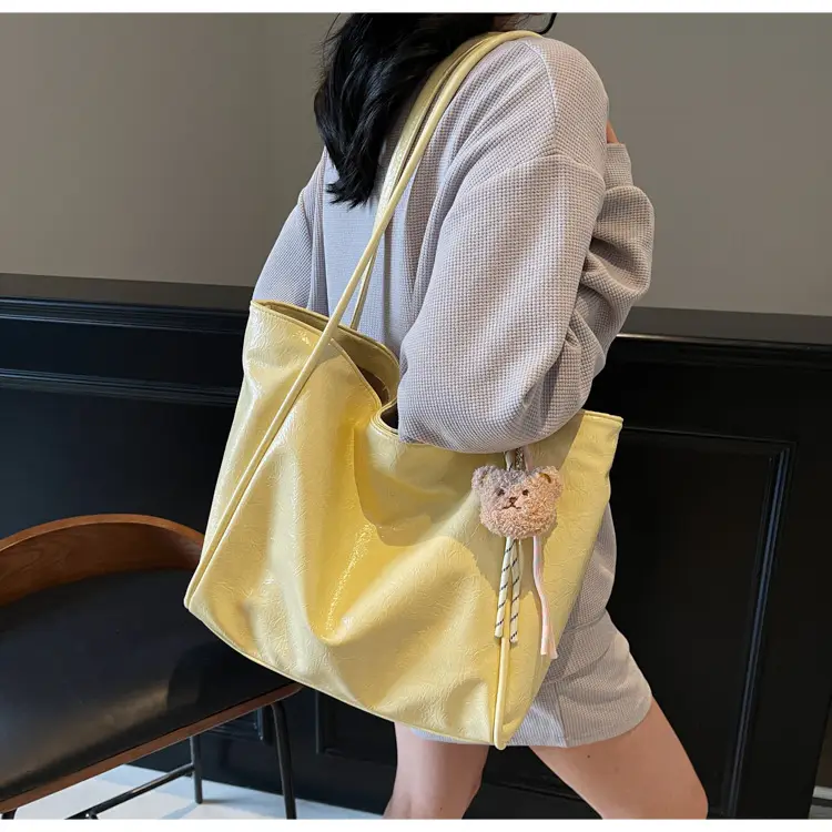 Women's Large Capacity Beige Shoulder Bag with Bear Earrings — feature 33