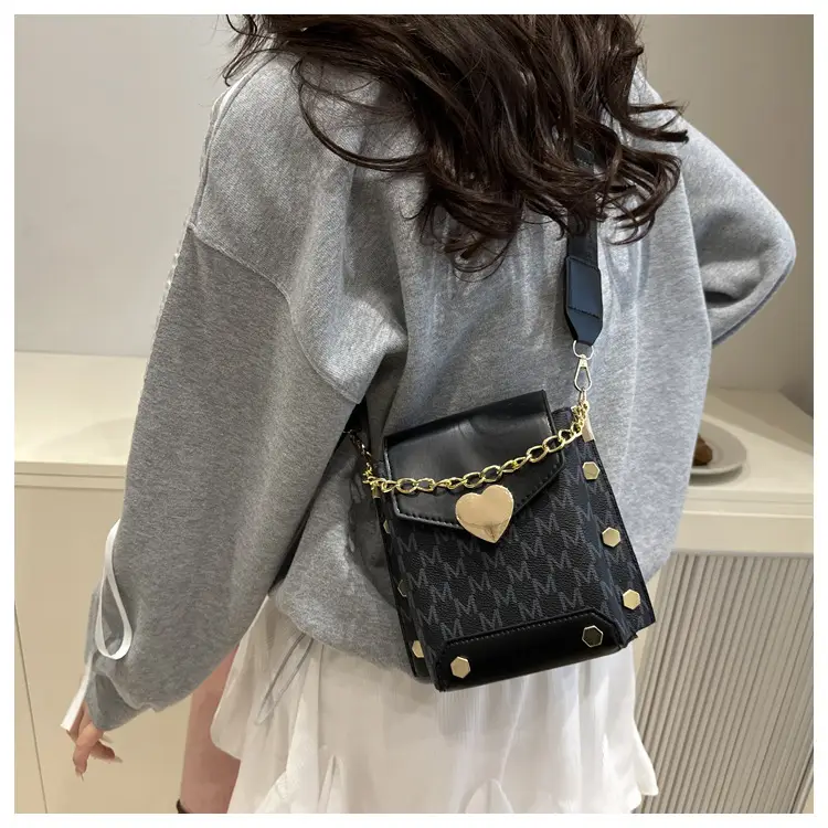 Black Chain Shoulder Bag for Women 2025 — feature 10