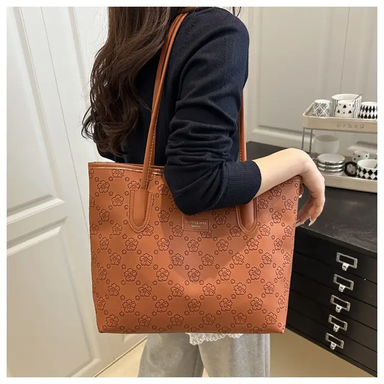 Women's Embossed Leather Shoulder Bag 2025 — feature 8