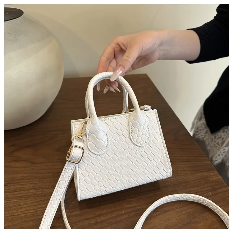 Women's Black Woven Shoulder Crossbody Bag 2025 — feature 2
