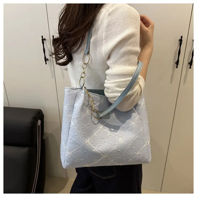 Women's 2025 New Fashion Shoulder Bag with Gold Plated Chain — feature 11
