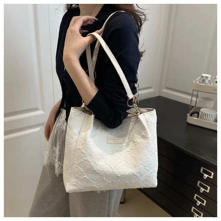 Women's 2025 New Fashion Shoulder Bag with Gold Plated Chain — feature 9