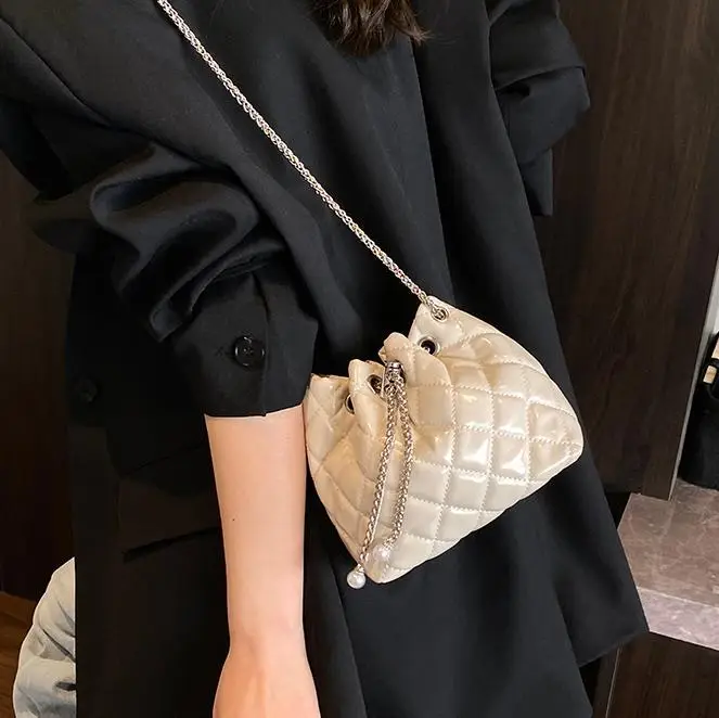 Black Diamond Chain Bucket Bag for Women 2025 - Image 10