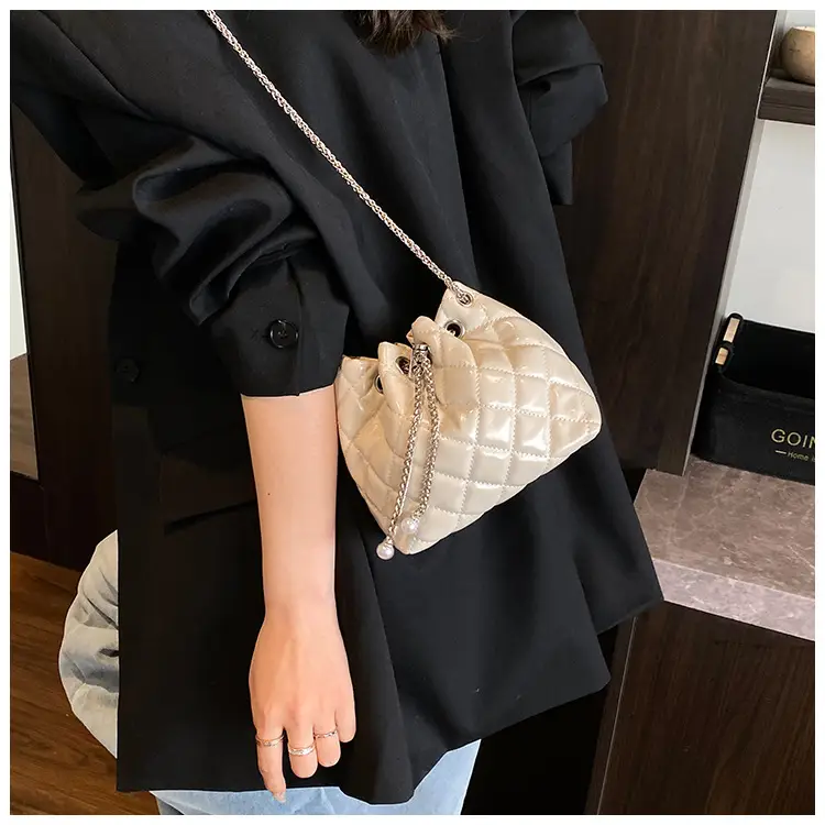 Black Diamond Chain Bucket Bag for Women 2025 — feature 31