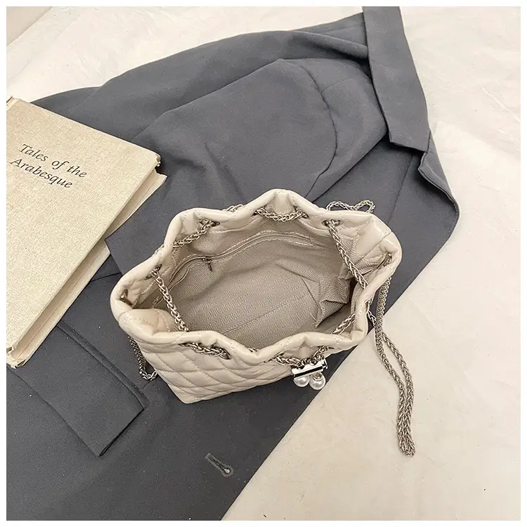 Black Diamond Chain Bucket Bag for Women 2025 — feature 5
