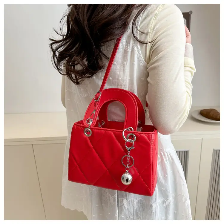 Women's Light Luxury Shoulder Crossbody Bag Burgundy Quilted — feature 13