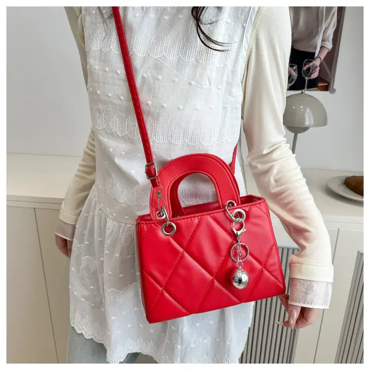 Women's Light Luxury Shoulder Crossbody Bag Burgundy Quilted — feature 14