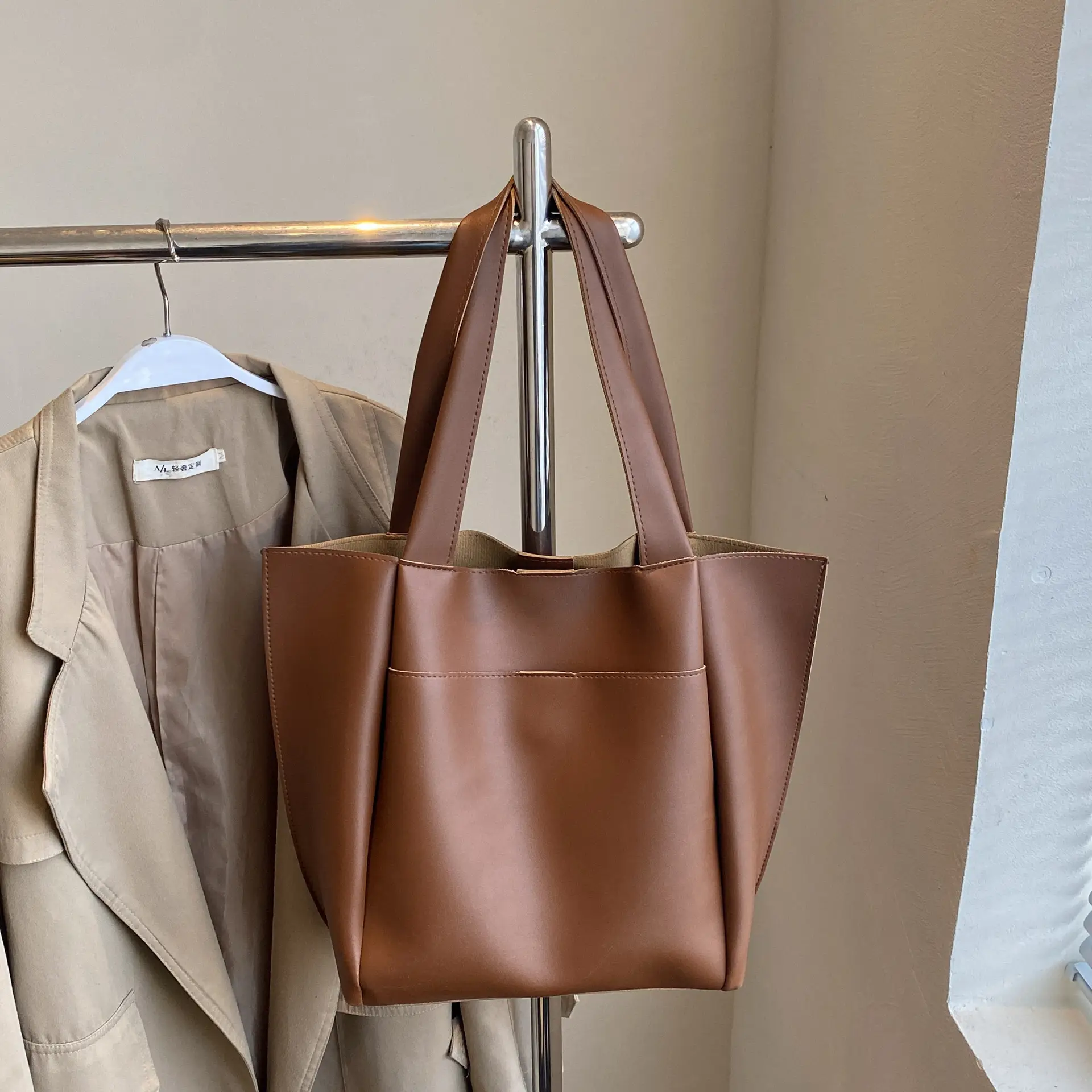 Large Capacity Leather Tote Bag for Women - Image 2