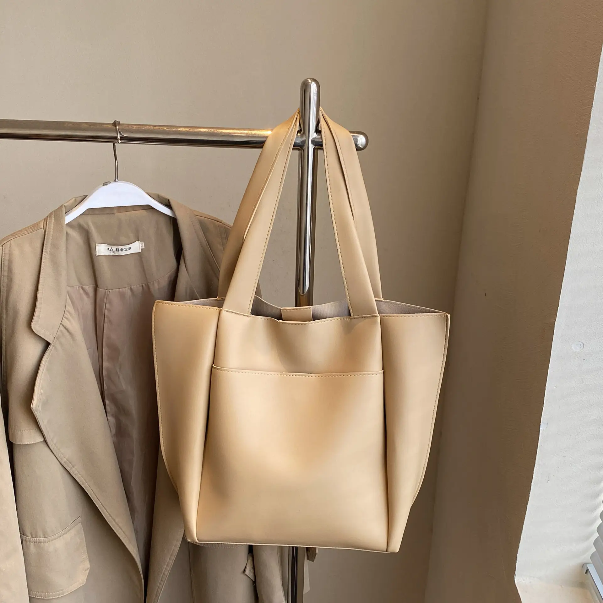 Large Capacity Leather Tote Bag for Women - Image 3