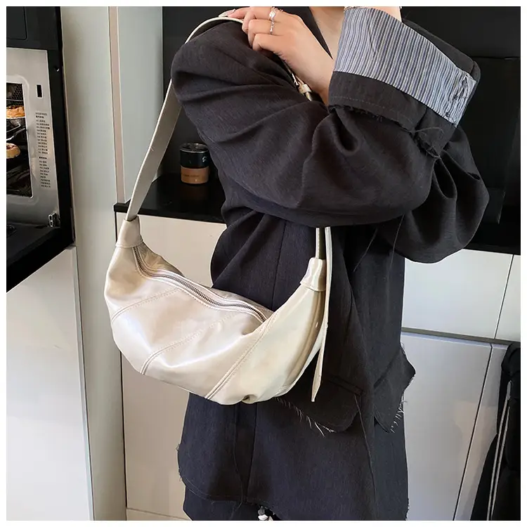 Large Capacity Leather Shoulder Bag Tan 2026 — feature 16