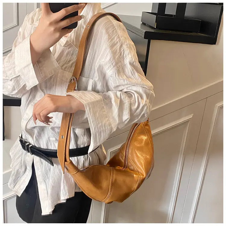 Large Capacity Leather Shoulder Bag Tan 2026 — feature 26