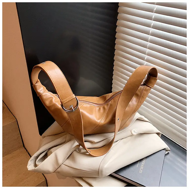 Large Capacity Leather Shoulder Bag Tan 2026 — feature 31