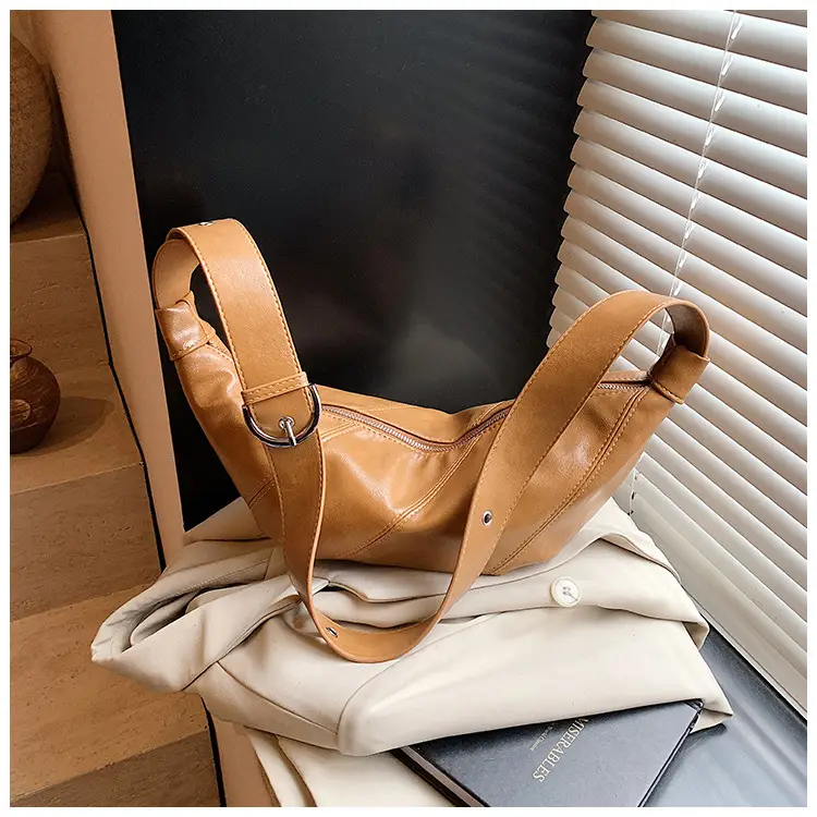Large Capacity Leather Shoulder Bag Tan 2026 — feature 32