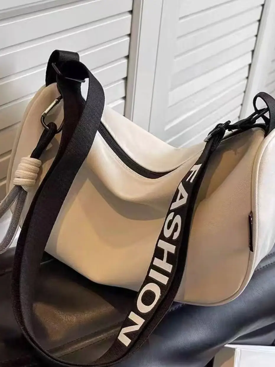 Black Fashion Crossbody Bag with Adjustable Strap - Image 5