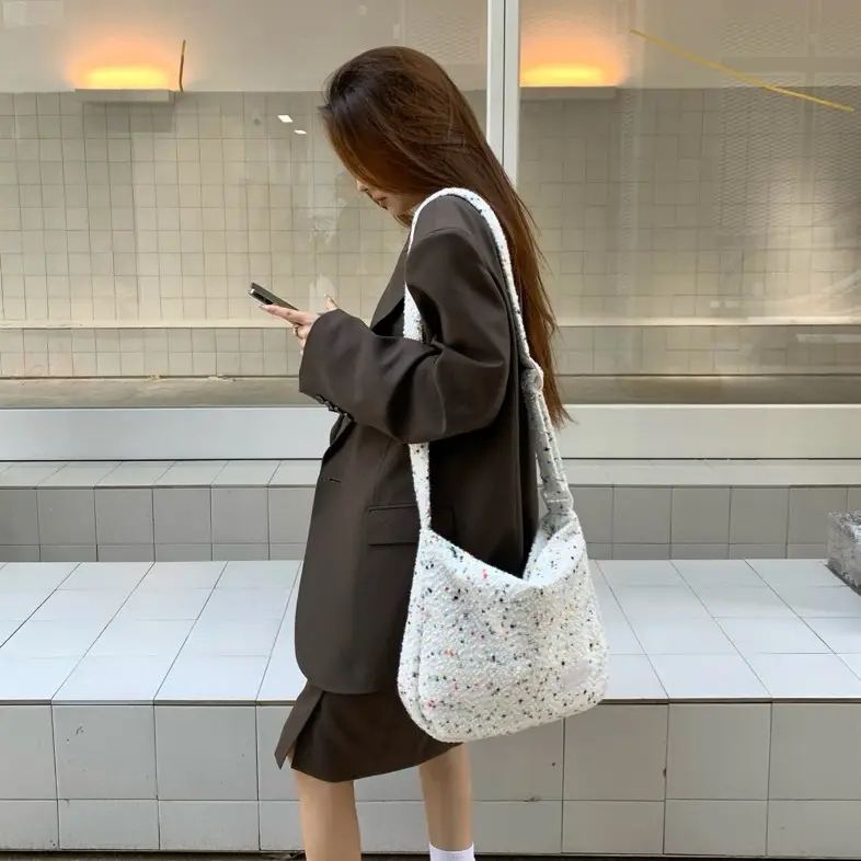 Plush Rabbit Embroidered Women's Shoulder Bag — feature 23