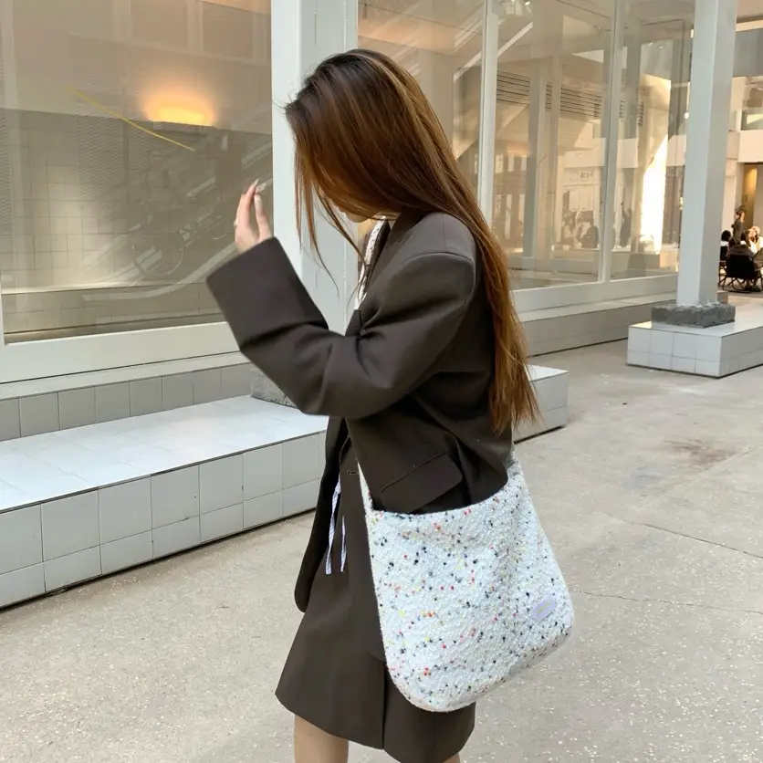 Plush Rabbit Embroidered Women's Shoulder Bag — feature 3