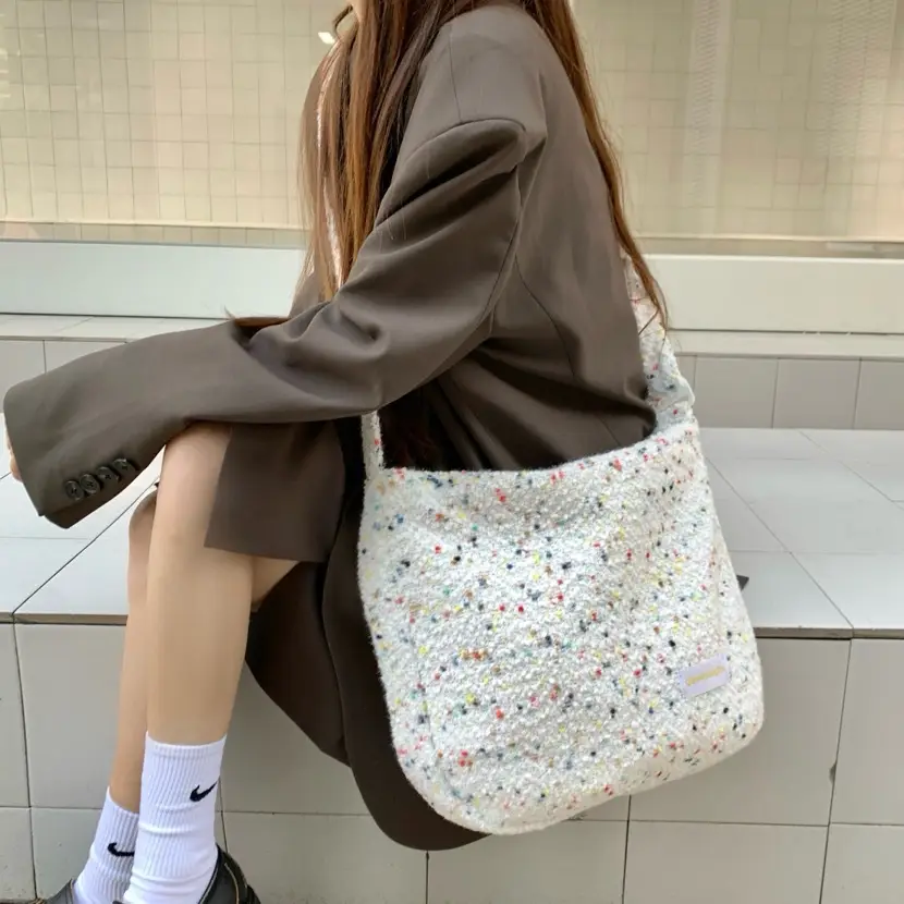 Plush Rabbit Embroidered Women's Shoulder Bag — feature 31