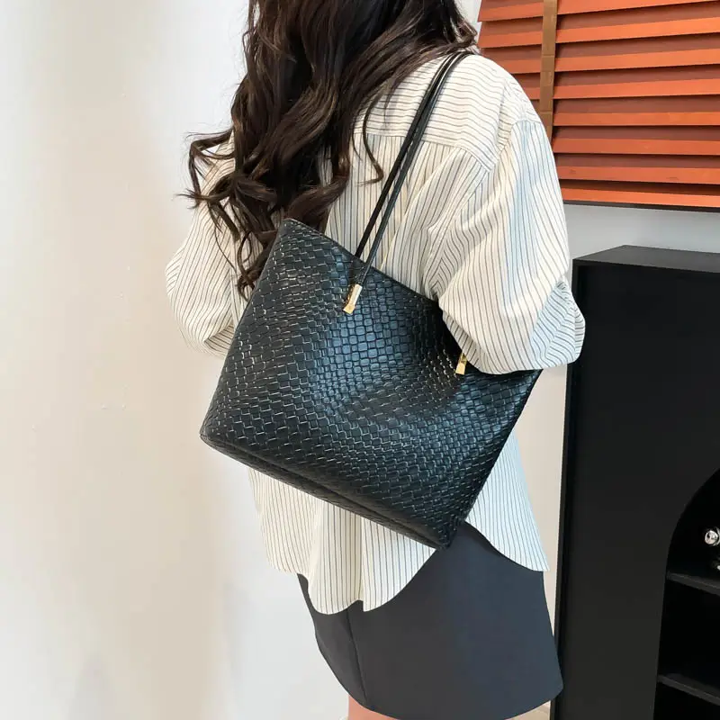 Red Woven Women's Large Commuter Shoulder Bag - Image 8