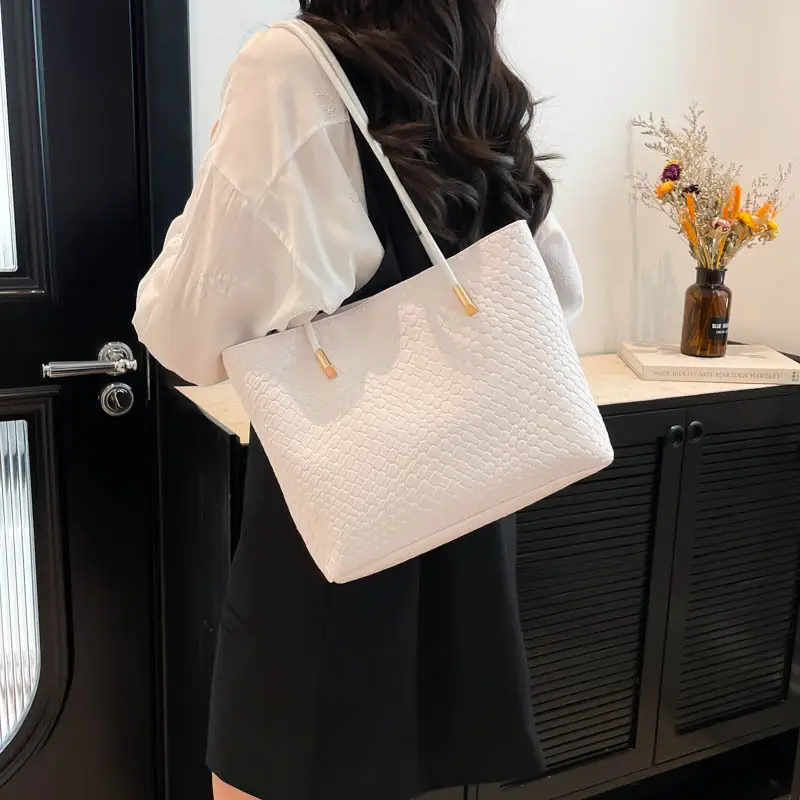 Red Woven Women's Large Commuter Shoulder Bag - Image 9