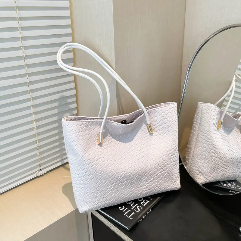 Red Woven Women's Large Commuter Shoulder Bag - Image 3