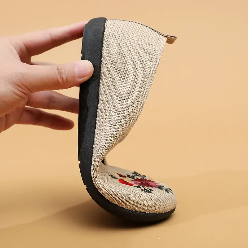 New Spring and Autumn Old Beijing Cloth Shoes Women's Single Shoes Non-slip Soft Sole Comfortable Middle-aged and Elderly Embroidered Fly-woven Breathable Single Shoes — feature 5