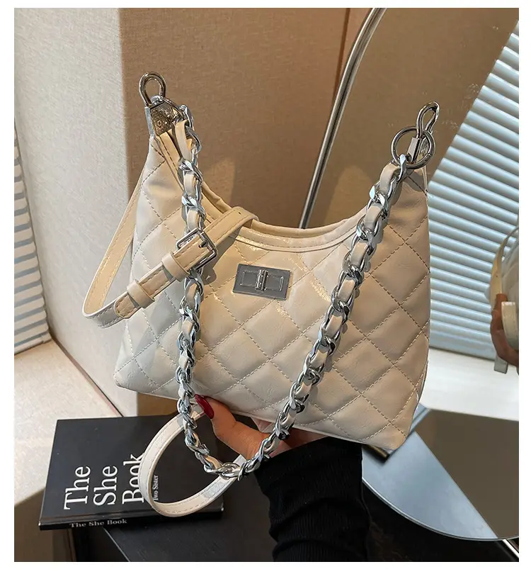 Retro Quilted Chain Bucket Bag for Women — feature 1
