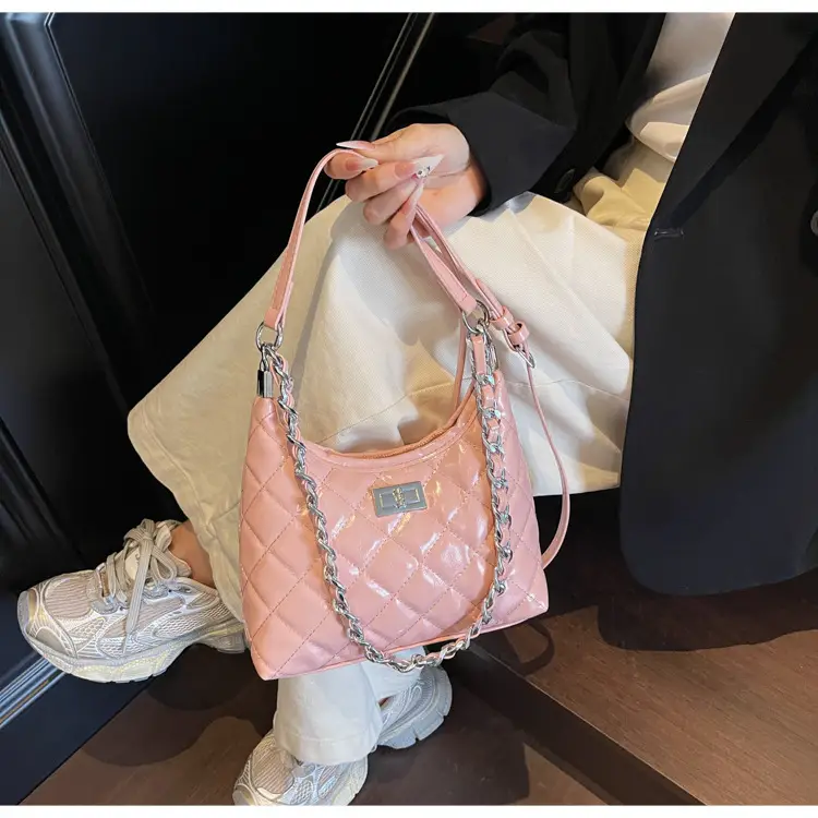 Retro Quilted Chain Bucket Bag for Women — feature 16